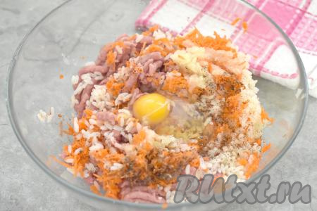 Сюда же вбиваем небольшое яйцо, сразу солим и приправляем специями (в качестве специй я всыпала паприку и чёрный молотый перец).