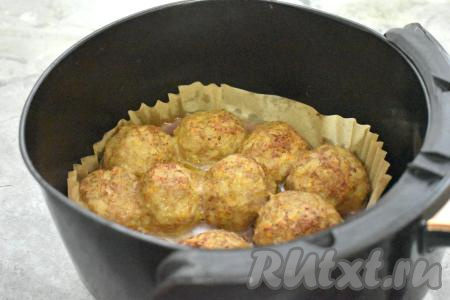 Через 15 минут с момента начала запекания тефтели переворачиваем и продолжаем готовить их оставшиеся 10-15 минут. У меня аэрогриль мощностью 1400 Ватт, я запекала тефтели 30 минут.