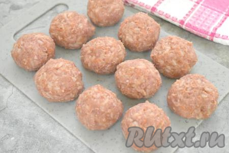 Получившийся фарш с рисом делим на равные части (я разделила на 11 частей, вес каждой части ориентировочно 55-58 грамм). Из каждой части фарша формируем круглую тефтелю.