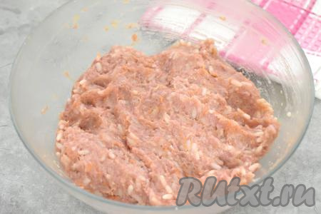 Тщательно перемешиваем и фарш для формирования тефтелей готов.