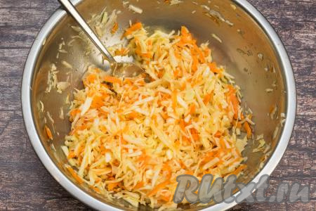 Получившуюся лимонную заправку вылить в миску с салатом из капусты и моркови, добавить растительное масло и хорошо перемешать. Попробовать салат на вкус и, если надо, можно добавить немного соли, сахара или подкислить лимонным соком, исходя из своих вкусовых предпочтений.