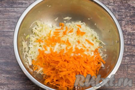 В миску с капустой выложить морковку, натёртую на крупной тёрке.