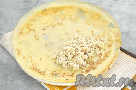 На одну половину блина, отступая от краёв блинчика, выкладываем 1 полную столовую ложку начинки из индейки.