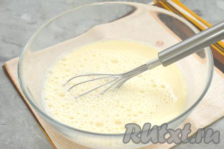 В яичную смесь вливаем молоко комнатной температуры (я подогрела молоко на плите, можно подогреть в микроволновке), перемешиваем венчиком.