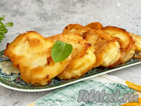 Жареные брикеты минтая переложить со сковороды на тарелку. Постепенно приготовить все кусочки прессованного филе, покрытые кляром.