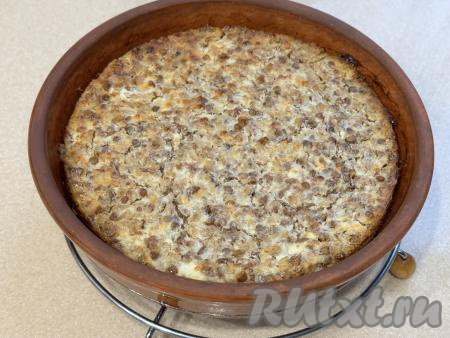 Выпекать запеканку из гречки с творогом в духовке, разогретой до 190 градусов, минут 35. 