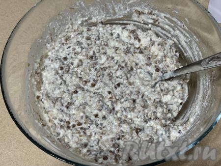 Перемешать творожно-гречневую массу столовой ложкой до однородности. Если сметана и творог у вас кисловаты, при желании, можно добавить ещё 1 столовую ложку сахара и тщательно перемешать.