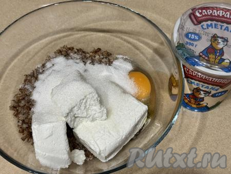 В эту же миску всыпать соль и 3 столовых ложки сахара. 