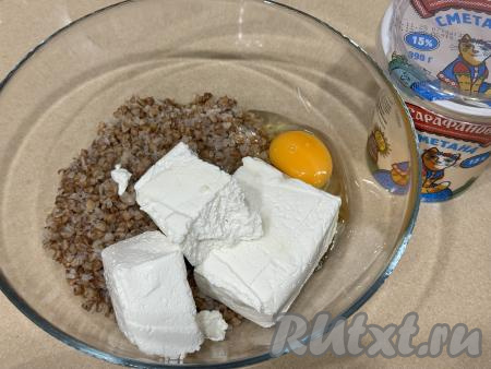 Остывшую варёную гречку выложить в миску, добавить творог (я нарезала творог на части) и яйцо. 