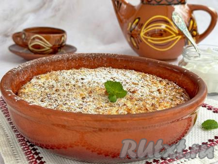 Готовую творожно-гречневую запеканку достать из духовки, дать слегка остыть и можно подавать к столу. 