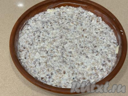 Форму для запекания (я взяла керамическую форму диаметром 20 сантиметров) смазать растительным маслом, выложить творожно-гречневую массу, разровнять. 