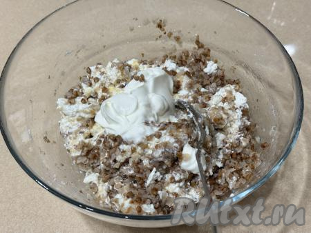 Перемешать творожно-гречневую массу столовой ложкой, добавить сметану. 