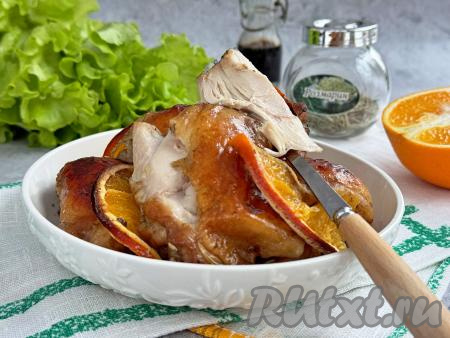 Достать блюдо из духовки. Аппетитные, вкусные, нежные, сочные, ароматные куриные бёдра, запечённые в апельсиновом маринаде, разложить по тарелкам и, дополнив гарниром, сразу подать к столу.&nbsp;