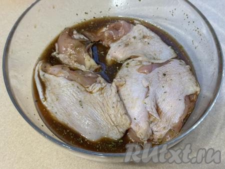 Хорошо перемешать куриные бёдра, покрывая их со всех сторон&nbsp;апельсиновым маринадом. Оставить мясо мариноваться минут на 30, в течение этого времени бёдра нужно будет раза 3 перемешать, чтобы они равномерно пропитались маринадом.&nbsp;