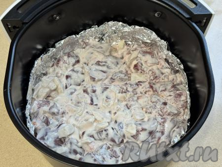 В аэрогриль в чашу из фольги равномерно выложить куриную печень с луком, смешанную со сметаной.&nbsp;