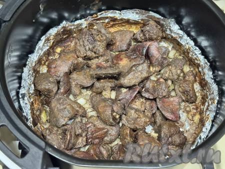 Установить температуру аэрогриля 200 градусов, время - 30-35. Поместить чашу в аэрогриль, запекать куриную печень с луком в сметане до готовности (для того чтобы убедиться в готовности, нужно разрезать кусочек печёнки, если в разрезе нет примесей крови, значит печень готова). В процессе запекания нужно будет 3-4 раза блюдо перемешать.