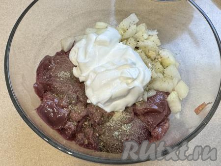 К куриной печени с луком добавить сметану.&nbsp;