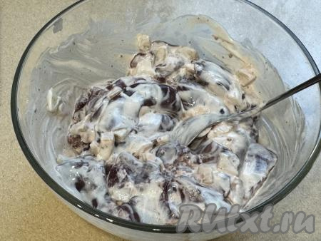 Перемешать печень со сметаной и луком.