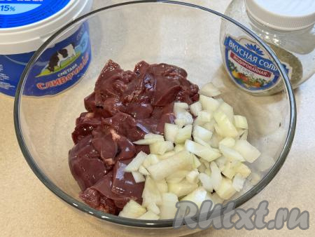 Куриную печень нарезать на средние кусочки (мелко нарезать не нужно). Лук мелко нарезать. В миске соединить печень с луком.&nbsp;