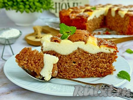 Воздушный, нежный пирог "Стёганое одеяло", приготовленный с творогом, нарезать на кусочки и подать к столу.