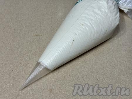 Переложить творожную массу в кулинарный мешок.