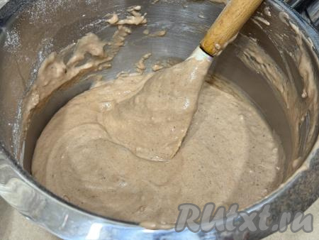 Частями добавляя оставшуюся просеянную муку и полностью вмешивая её, замесить воздушное, однородное шоколадное тесто, напоминающее сметану средней жирности. В зависимости от величины яиц и качества муки для замешивания теста нужной густоты может потребоваться как больше муки, так и меньше, чем указано в ингредиентах, поэтому главное - ориентироваться на густоту теста.