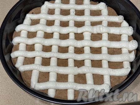 Отсадить творожную начинку в виде полосок поверх шоколадного теста так, чтобы пирог внешне напоминал стёганое одеяло.