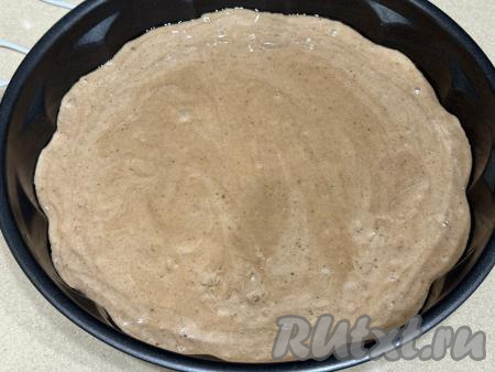 Форму для выпечки (я взяла форму диаметром 26 сантиметров) смазать растительным маслом, выложить шоколадное тесто, разровнять.&nbsp;