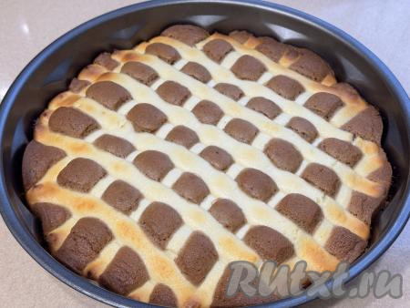 Форму с шоколадно-творожным тестом поставить в разогретую до 180 градусов духовку, выпекать пирог примерно 40 минут. Для того чтобы проверить готовность пирога "Стёганое одеяло", проколите тесто сухой деревянной зубочисткой, если зубочистка останется чистой и сухой, значит выпечка готова.