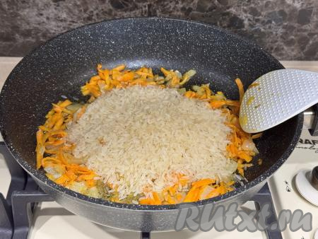 Обжарить овощи минут 5-6 (до мягкости морковки), иногда помешивая. Затем к обжаренным овощам выложить подготовленный рис.&nbsp;