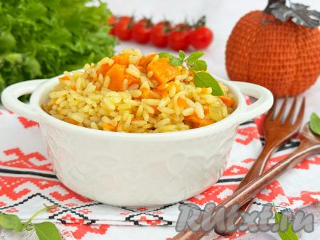 Рассыпчатый рис вместе с яркими кусочками тыквы разложить со сковороды по тарелкам и подать к столу в качестве гарнира к мясу, рыбе или в качестве основного блюда.