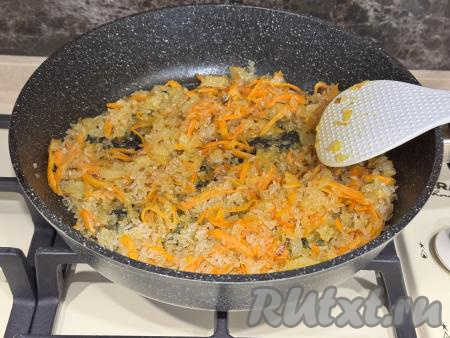 Обжарить рис с овощами в течение 2 минут, периодически помешивая.&nbsp;