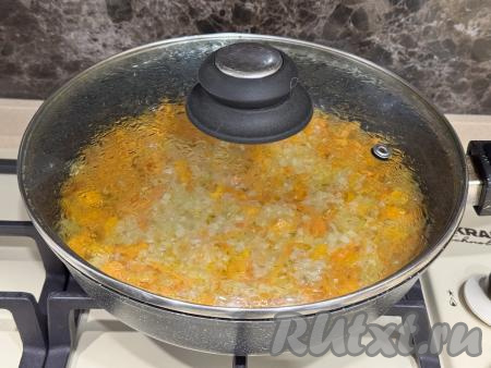 Как только вода закипит, убавить огонь до минимума и, накрыв сковороду крышкой, готовить минут 20-25 (до полного впитывания воды и мягкости риса). Перемешивать рис в процессе приготовления не нужно.&nbsp;