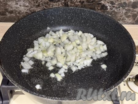 Хорошо прогреть растительное масло в сковороде, после этого выложить мелко нарезанный лук. Обжарить лук на среднем огне до прозрачности (ориентировочно в течение 4-5 минут), время от времени помешивая.