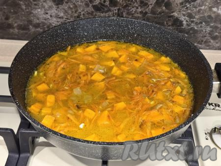 Влить 400 миллилитров кипящей воды, перемешать. Рис и воду я отмеряю стаканом объёмом 200 миллилитров, поэтому для приготовления 1 стакана риса я беру 2 стакана воды.