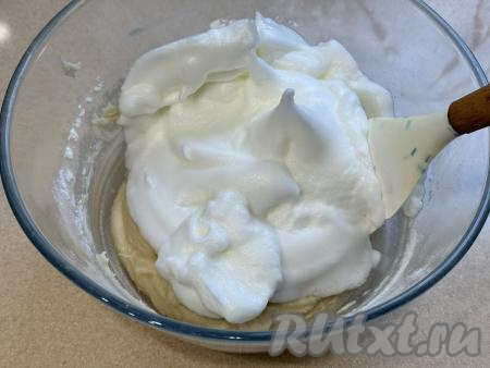 Добавить взбитые белки в тесто.