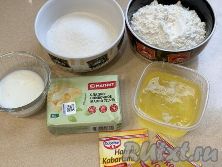 Подготовить продукты для приготовления белковых вафель в вафельнице. Молоко можно взять любой жирности. Яичные белки должны быть хорошо охлаждёнными, поэтому до того момента, когда они понадобятся, они должны быть в холодильнике.