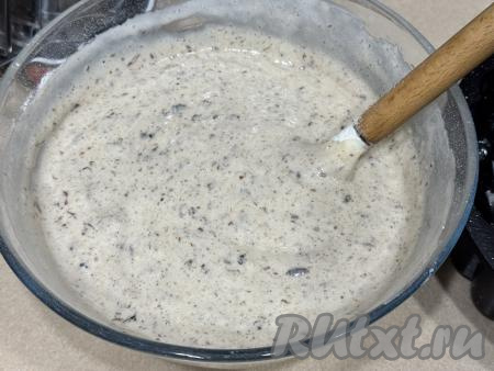 Частями добавляя оставшуюся муку и полностью вмешивая её, замесить тесто, напоминающее по густоте сметану средней жирности.&nbsp;