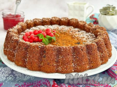 Пирог "Трухлявый пень", приготовленный с вареньем на кефире, перед подачей, по желанию, можно немного присыпать сахарной пудрой. Подать выпечку к столу.