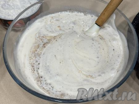 В миску со смесью кефира и варенья выложить яйца, взбитые с сахаром, аккуратно перемешать лопаткой до однородности, стараясь не взбить воздушность яиц.&nbsp;