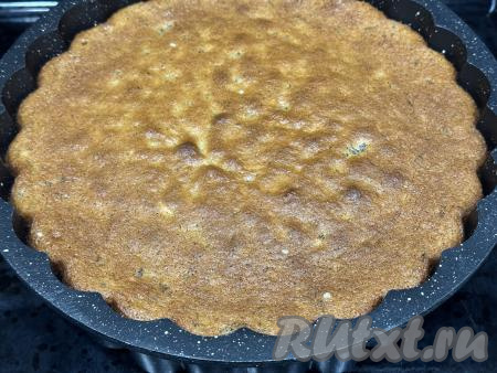 Выпекать пирог "Трухлявый пень" в разогретой до&nbsp;180 градусов духовке минут 40. Для того чтобы проверить готовность, нужно проколоть пирог сверху сухой деревянной шпажкой. Если после прокалывания на шпажке будут отсутствовать следы теста, она останется сухой, значит выпечка готова.