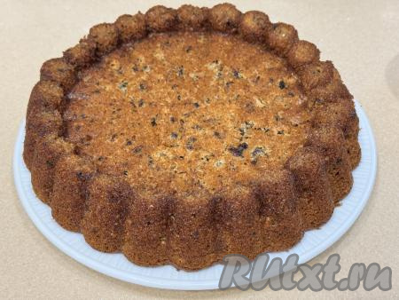 Готовый пирог достать из духовки, дать немного остыть в форме, после этого переложить его на тарелку, оставить остывать.