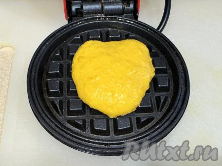 Электровафельницу хорошо разогреть, смазать створки растительным маслом, выложить примерно 1 столовую ложку теста. Закрыть створки вафельницы.
