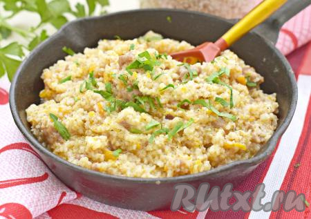 В меру вязкую, аппетитную ячневую каша с фаршем раскладываем со сковороды по тарелкам и в горячем виде подаём сытное, вкусное блюдо к столу.