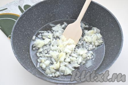 Для этого блюда можно взять как покупной мясной фарш, так и фарш, приготовленный из одного или нескольких видов мяса в домашних условиях (у меня - фарш из свинины). Очищаем морковку и лук. Разогреваем в глубокой сковороде растительное масло, затем выкладываем мелко нарезанную луковицу. Обжариваем лук до мягкости (в течение 3-4 минут), время от времени помешивая, на среднем огне.