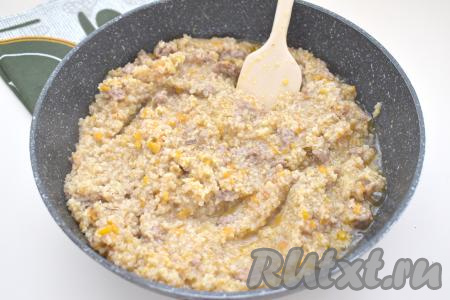 После закипания воды убавляем огонь, накрываем сковороду крышкой и варим ячневую кашу с фаршем 20 минут. Во время варки кашу нужно 3-4 раза перемешать. Убираем сковороду с огня.