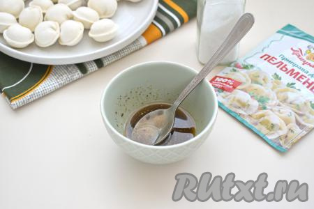 Хорошо перемешиваем масло со специями.