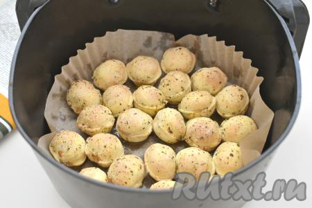 Помещаем чашу с пельменями в аэрогриль. Включаем аэрогриль, выставляем температуру на 180 градусов, устанавливаем время жарки - 15-20 минут. В середине приготовления пельмени нужно перемешать. У меня аэрогриль мощностью 1400 Ватт, я готовила пельмени в аэрогриле 20 минут, через 10 минут с начала приготовления я их перемешала. Готовность лучше всего проверить, разрезав один пельмешек, если в разрезе мясо готово, значит можно вынимать пельмешки из аэрогриля.