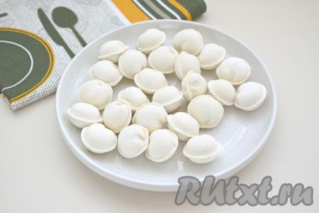 Размораживать пельмени не нужно.