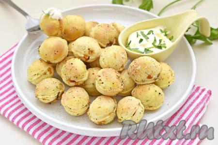 Жареные пельмени выкладываем из чаши аэрогриля на тарелку и, дополнив любимым соусом, подаём к столу. Приготовленные таким способом пельмени отличаются по вкусу от варёных, ведь в процессе жарки они покрываются румяной корочкой, а внутри будет сочная начинка.